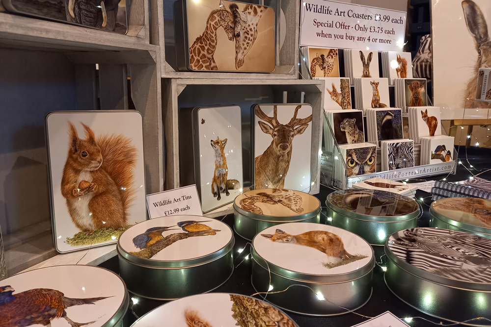 Wildlife art tins display